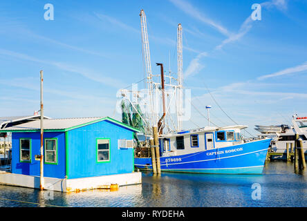 Ein krabbenkutter ist zu einem Köder Haus in Pass Christian Hafen, 24.02.2019, Pass Christian, Mississippi angedockt. Stockfoto