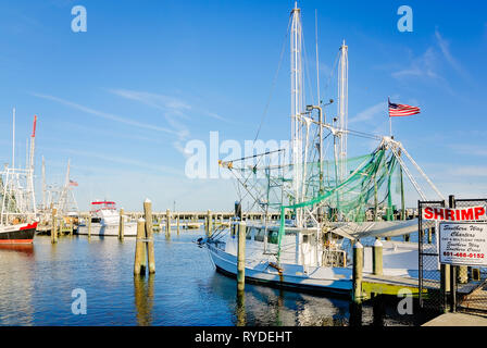 Einem kleinen Fischerboot in Pass Christian Hafen, 24.02.2019, Pass Christian, Mississippi angedockt. Stockfoto