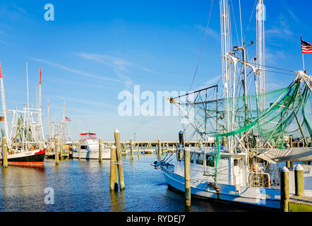 Krabbenfänger sind in Pass Christian Hafen, 24.02.2019, Pass Christian, Mississippi angedockt. Stockfoto