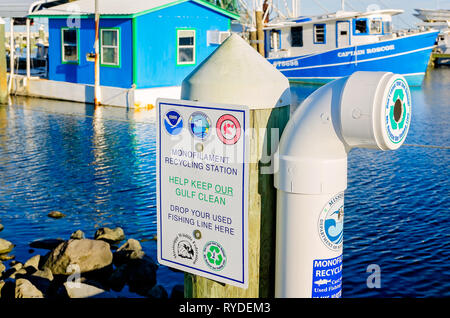 Eine monofile Recycling Station wird auf einem Wharf für die Beseitigung von weggeworfenen Angelschnur in Pass Christian, Mississippi installiert. Stockfoto