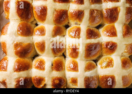 Nahaufnahme von hausgemachten Ostern traditionelle Hot Cross Buns. Stockfoto