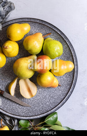 Rote, gelbe und grüne Birnen. Stockfoto