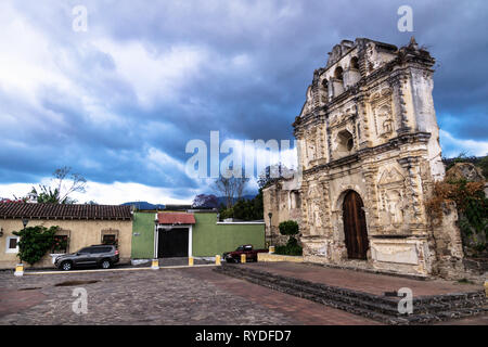 Kirche Fassade Ruine der Ermita de Santa Isabel mit dramatischen Blau cloudscape, Antigua, Guatemala Stockfoto