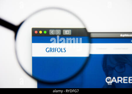 Los Angeles, Kalifornien, USA - 28. Februar 2019: grifols Homepage. Grifols Logo auf dem Bildschirm sichtbar, Illustrative Editorial Stockfoto