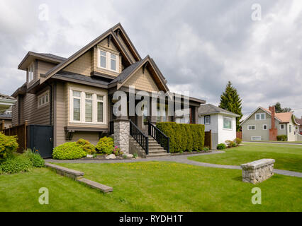 Neues Wohnhaus mit konkreten Weg über den Vorgarten Stockfoto