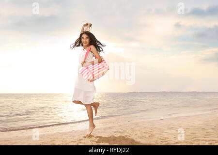 Junge Frau am Strand Stockfoto