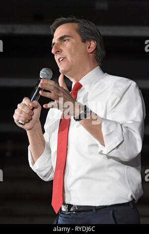 New York, NY - März 08: New York State Senator Michael Gianaris (D, WF) spricht während einer Wahlkampfveranstaltung für Senator Elizabeth Warren (D-Mass) in Langen Stockfoto