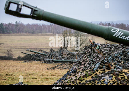 Ungarische Artillerie Linie bis in die Gegend von grafenwöhr Training Area zu Feuer, 5. März 2019 während der Übung Dynamische Front 19. Jede Waffe erinnert an einen ungarischen Kriegshelden durch Malerei, ihre Namen auf ihre Fässer. Übung Dynamische Front 19 umfasst ca. 3.200 Mitglieder aus 27 Nationen, die zu beobachten sind oder die Teilnahme von grafenwöhr Training Area, Deutschland; Riga, Lettland; und Torun, Polen; im März 2-9, 2019. Dynamische Vordere ist eine jährliche US-Army Europe Übung konzentriert sich auf die Bereitschaft und die Interoperabilität der US-Armee, gemeinsamen Dienst, und Verbündete und Partner Nationen ein Stockfoto