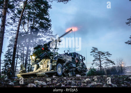 Die französischen Soldaten mit Feuer artilleriegeschützen März 7, 2019 auf der Grafenwöhr Training Area während der Übung Dynamische Front 19. Übung Dynamische Front 19 umfasst ca. 3.200 Mitglieder aus 27 Nationen, die zu beobachten sind oder die Teilnahme von grafenwöhr Training Area, Deutschland; Riga, Lettland; und Torun, Polen; im März 2-9, 2019. Dynamische Vordere ist eine jährliche US-Army Europe Übung konzentriert sich auf die Bereitschaft und die Interoperabilität der US-Armee, gemeinsamen Dienst, und Verbündete und Partner Nationen Artillerie und Fire Support gemeinsam in einem multinationalen Umfeld. (U.S. Armee Foto von SG Stockfoto