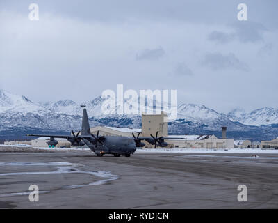 Einen HC-130J Bekämpfung König II unter dem Kommando von Alaska Air National Guard Oberstleutnant Eric Budd, 211 Rescue Squadron Commander, vervollständigt Budd's fini Flug. Die endgültige", Fini, "Flug markiert eine Feier und Abschluss der Karriere des Piloten. (U.S. Air National Guard Foto von David Bedard / freigegeben) Stockfoto