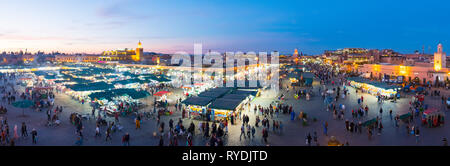 Marrakesch, Marokko - 27. März 2018: Panoramablick auf die Hohen winkel Dämmerung Blick über Djemaa El-Fná Quadrat am Abend in der historischen Altstadt Medina Stockfoto