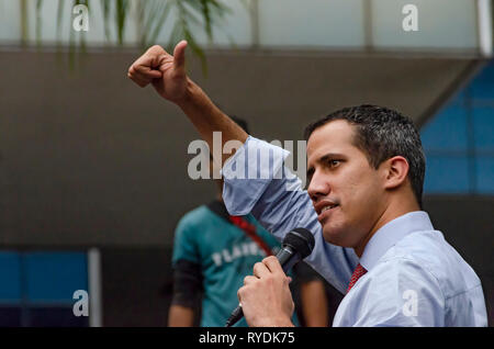 Der Präsident von Venezuela, Juan Guaidó, kommt bei einer Konzentration mit Tausenden von Venezolanern, die Protest gegen die Mega elektrische bl Stockfoto