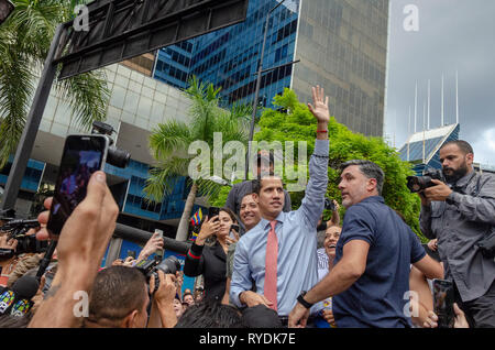 Der Präsident von Venezuela, Juan Guaidó, kommt bei einer Konzentration mit Tausenden von Venezolanern, die Protest gegen die Mega elektrische bl Stockfoto