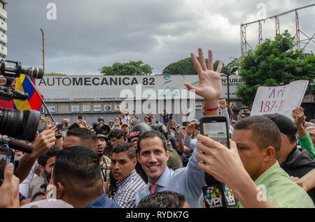 Der Präsident von Venezuela, Juan Guaidó, kommt bei einer Konzentration mit Tausenden von Venezolanern, die Protest gegen die Mega elektrische bl Stockfoto