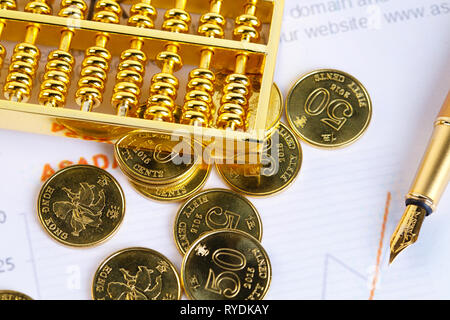 Abacus und Münzen Stockfoto