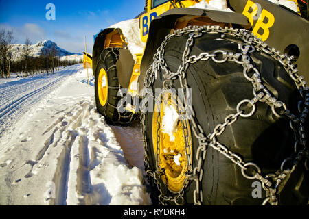 Massive Schneeketten und Reifen eines Schnee Pflügen die Straße bei Beitostollen in den Nationalparks Jotunheimen Norwegen zu löschen Stockfoto