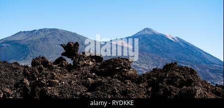 Vulkanischer Lava Flow am Rand der Las Canadas Caldera vor den Teide Berg in der Nähe von Boca Tauce Teneriffa auf den Kanarischen Inseln Stockfoto