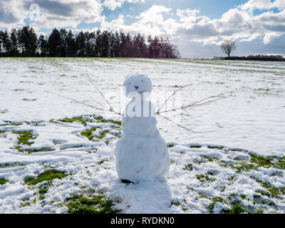 Schneemann mit einer kurzen Lebenserwartung nach einer kurzen Schneegestöber in Clifton Abstiege in Bristol UK geformt Stockfoto