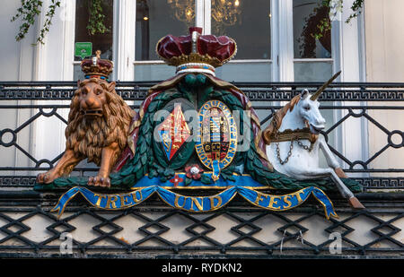 Wappen auf einem Balkon des Foley Arms Hotel Great Malvern Worcestershire Royal Standard, Reihenfolge der Strumpfband, humorvoll Löwe und Einhorn Stockfoto