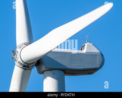 Detail einer großen horizontalen Achse Wind Turbine in Bewegung mit Turm und Gondel, Rotorblätter, die Häuser der Stromerzeuger - South Wales, Großbritannien Stockfoto