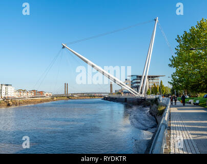 Newport City Fußgängerbrücke über den Fluss Usk Monmouthshire in Newport South Wales links Ost und west Ufer des Flusses zu Fuß oder mit dem Fahrrad Stockfoto