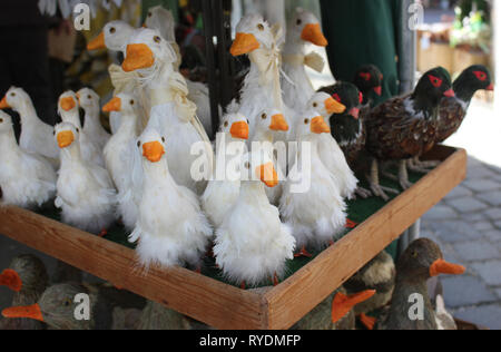 Handgefertigte Stroh Gänse als lustig Ostern Dekoration. Auf einem Markt, München gesehen. Stockfoto