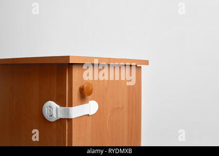 Nachttisch aus Holz mit Baby proofing Cabinet lock zu Hause Stockfoto