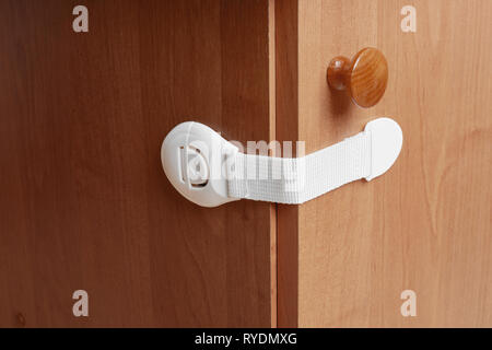 Nachttisch aus Holz mit Baby proofing Cabinet lock zu Hause Stockfoto