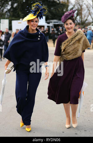 Racegoers kommen vor Damen Tag des 2019 Cheltenham Festival in Cheltenham Racecourse. Stockfoto