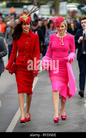 Racegoers kommen vor Damen Tag des 2019 Cheltenham Festival in Cheltenham Racecourse. Stockfoto