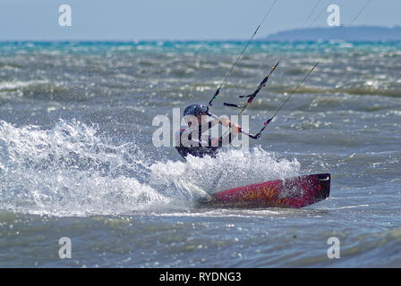 Kite boarder in die Wellen, während ein windiger Tag in Französische Riviera Stockfoto