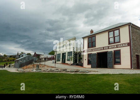 Die restaurierten Gebäude der Alten Cromwell Stadt in einer historischen Fußgängerzone einschließlich der Globe Hotel und die Schmiede. Cromwell, NZ. Stockfoto