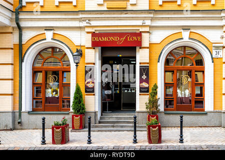 Kiew, Ukraine - August 10, 2018: Moderne historische upscale bunten Straße Gebäude der Stadt Kiew in Podil vozdvizhenka Nachbarschaft und Schmuck sto Stockfoto