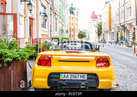 Kiew, Ukraine - August 10, 2018: Alte moderne historische upscale bunten Straße Gebäude der Stadt Kiew in Podil vozdvizhenka Nachbarschaft und vintag Stockfoto