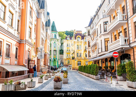 Kiew, Ukraine - August 10, 2018: Alte moderne historische upscale bunten Straße Gebäude der Stadt Kiew in Podil vozdvizhenka Nachbarschaft Cognac Stockfoto