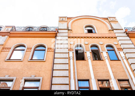 Alte moderne historische Stadt Straße orange Haus Gebäude von Kiew, Kiew Stadt in Podil Ukraine vozdvizhenska Nachbarschaft Architektur Stockfoto