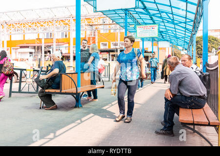 Riwne, Ukraine - 21. August 2018: Central Bus Station Terminal Gebäude Exterieur in Western City mit Menschen sitzen auf Bänken warten Stockfoto