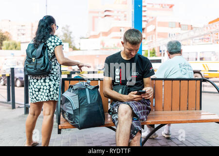 Riwne, Ukraine - 21. August 2018: Busbahnhof terminal Gebäude Exterieur in Western City mit Menschen sitzen auf Bänken warten Stockfoto