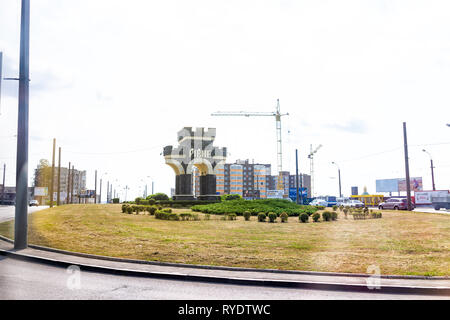 Riwne, Ukraine - August 21, 2018: Monument Zeichen Text für Rovno in der westlichen Stadt nach Stadt Eingang mit Garten und Bau kran in Summe Stockfoto