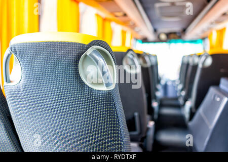 Abstrakte Nahaufnahme zurück der leeren Sitze im modernen Transport komfortablen Bus auf Reise touristische Reisen mit niemand und gelbe Farbe Stockfoto