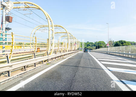 Rom, Italien, 24. August 2018: sonnigen Sommertag und Autobahn Straße Straße mit modernen Autostrade und Bahn rail Stockfoto