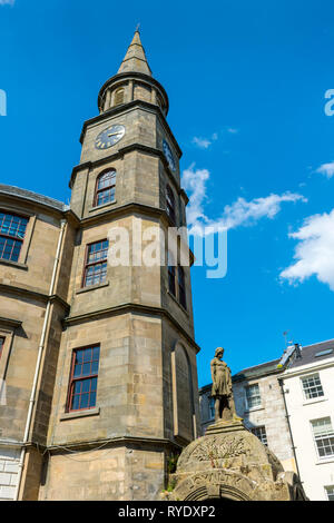 Das Athenaeum Gebäude und die frühen Wallace Statue, Stirling, Stirlingshire, Schottland, UK Stockfoto