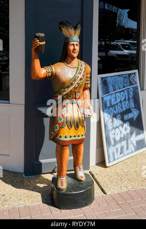 Cigar store indischen oder hölzerne Indische steht vor einem Geschäft in Prattville Alabama, USA. Stockfoto