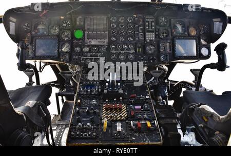 Das Cockpit des Marine Corps Sikorsky CH-53E Super Stallion Hubschrauber. Stockfoto