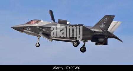 Eine Marine Corps B F-35 Joint Strike Fighter (Lightning II) fliegen in Hovering-modus bei WAB Yuma. Stockfoto