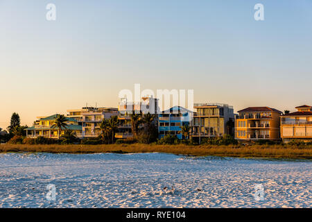 Sarasota, USA Sonnenuntergang in Siesta Key, Florida mit Küste Küste Häuser Ferienwohnungen am Golf von Mexiko Strand Ufer mit niemand Stockfoto