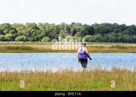 Sarasota, USA - 28. April 2018: Menschen touristische Fotograf zu Fuß durch tiefes Loch berühmte Alligator See Teich in der Myakka River State Park, Florida Stockfoto