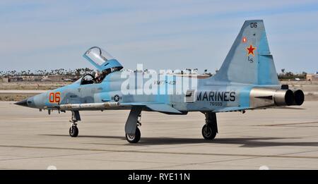 Eine Marine Corps F-5 Tiger Kampfjets Rollen auf einer Start- und Landebahn am MCAS Yuma. Stockfoto