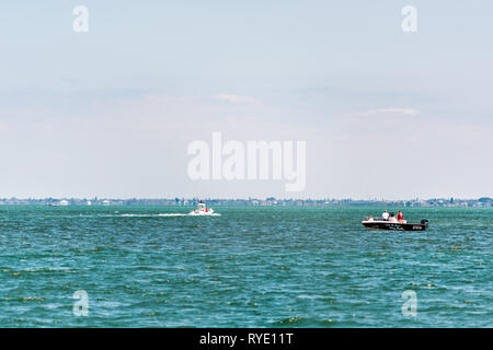 Sarasota, USA - 28. April 2018: Blue Sky in Florida City während der sonnigen Tag mit Booten in der Bucht und Gebäude am Horizont Stockfoto