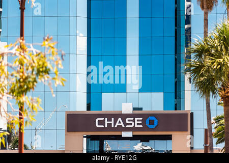 Sarasota, USA - 28. April 2018: Florida City während der sonnigen Tag mit der Innenstadt moderne Glasarchitektur Gebäude und Chase Bank blaue Schild Stockfoto